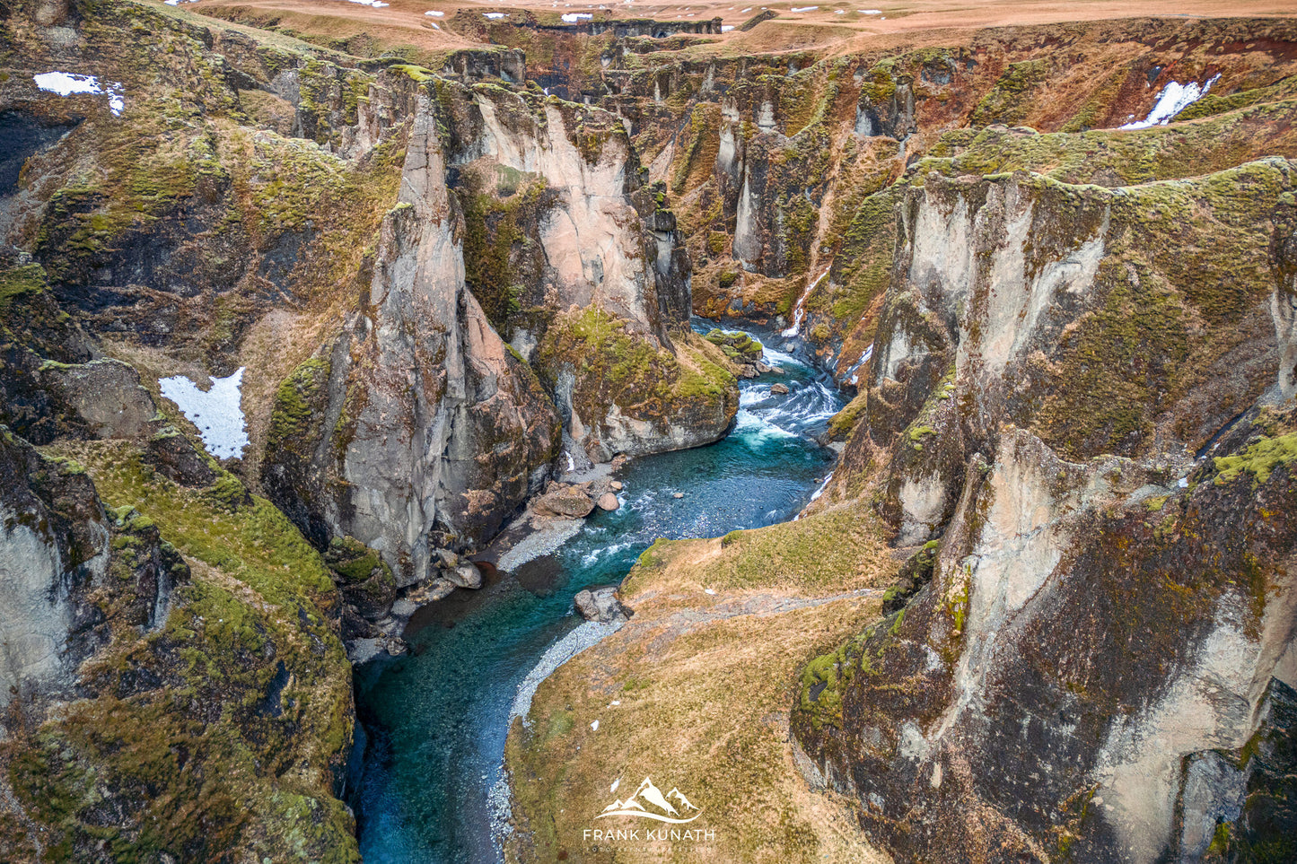 Landschaftsfotografie in Island: Dramatischer Canyon Fjaðrárgljúfur im Bild
