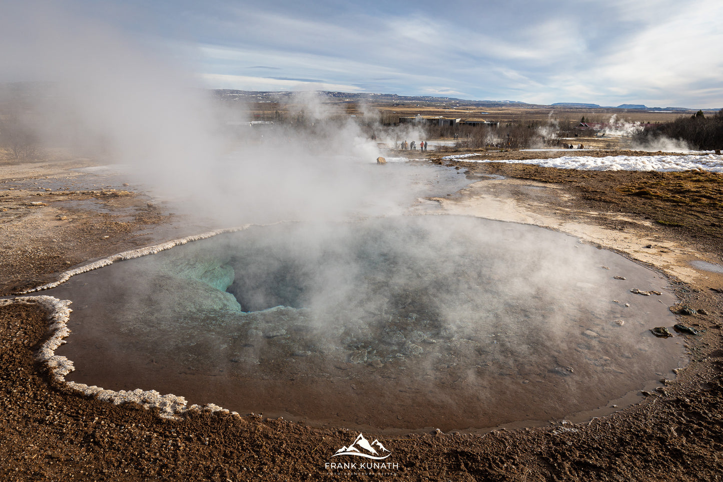 Hobbyfotografen bei der Aufnahme des beeindruckenden Geysirs in Island