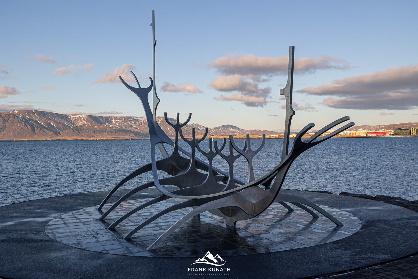 Teilnehmer des Fotoworkshops in Island beim Fotografieren des Sun Voyeure in Reykjavik