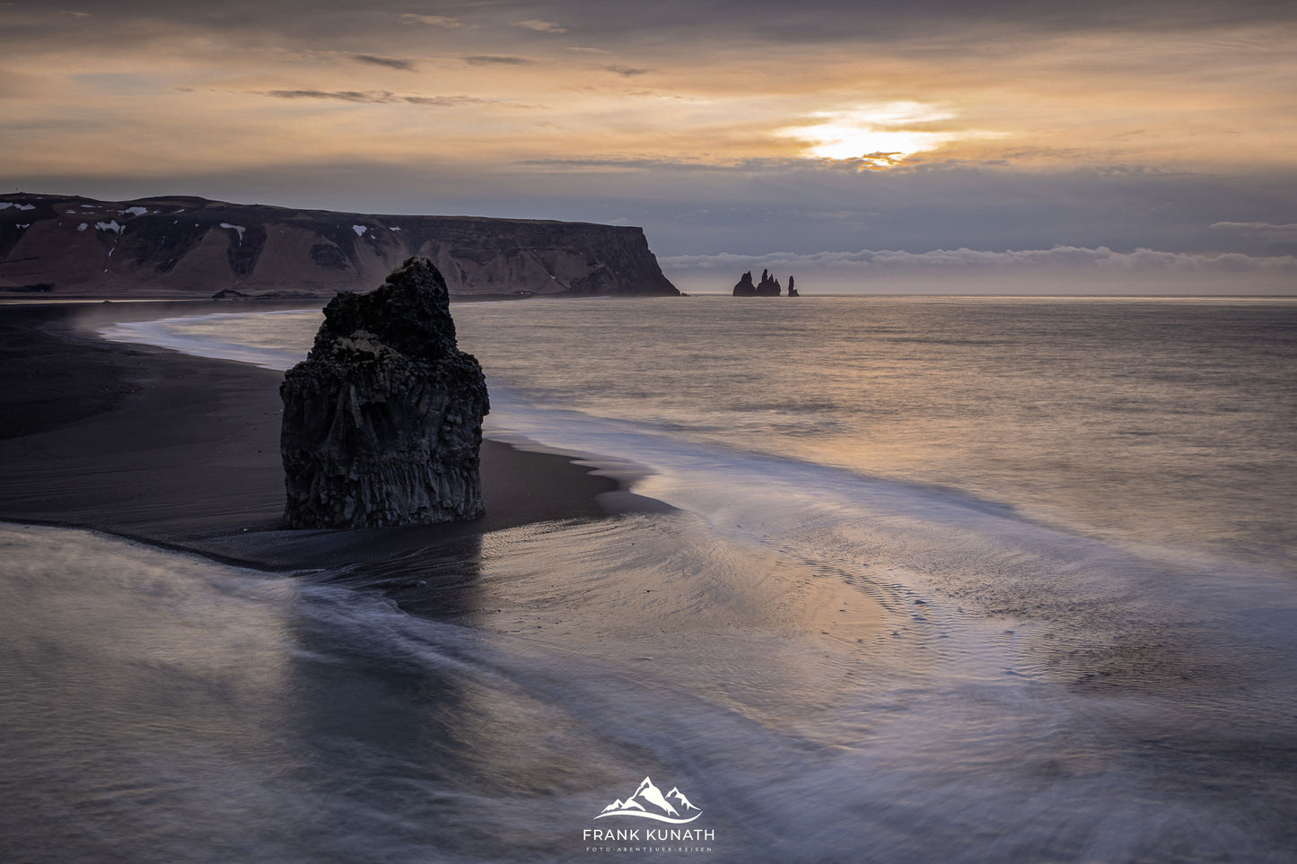 Hobbyfotografen erkunden die schwarzen Sandstrände während der Island Fotoreise