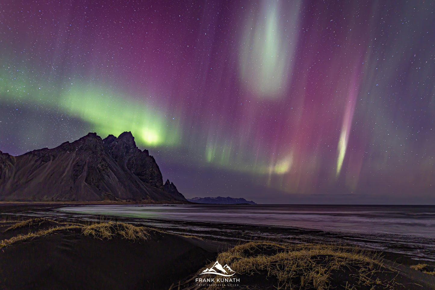 Polarlichter fotografieren in Island: Teilnehmer des Workshops unter dem Nordlicht